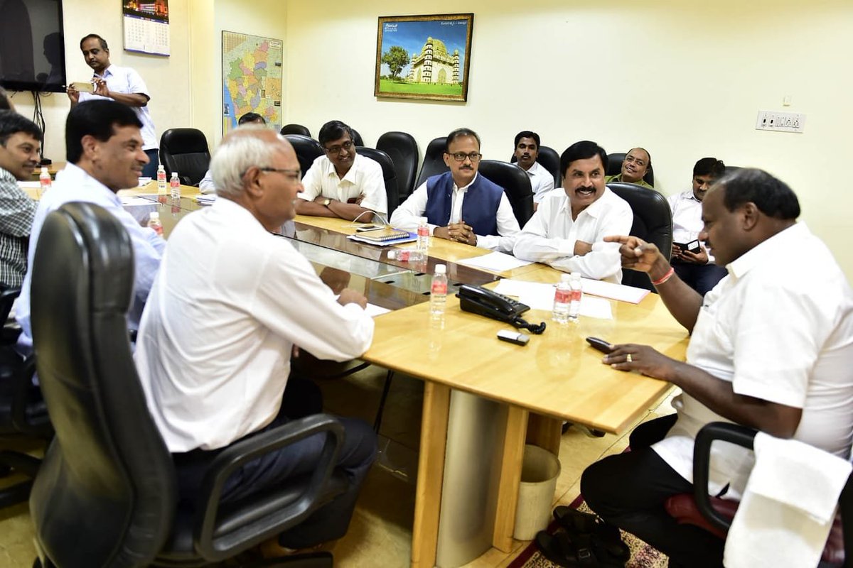 CMofKarnataka's tweet photo. ಮಾನ್ಯ ಮುಖ್ಯಮಂತ್ರಿ ಶ್ರೀ ಹೆಚ್ ಡಿ ಕುಮಾರಸ್ವಾಮಿ ಅವರು ಅಂತರರಾಷ್ಟ್ರೀಯ ವಿಜ್ಞಾನ ಕೇಂದ್ರ ಸ್ಥಾಪಿಸುವ ಕುರಿತಂತೆ ಕೃಷಿ ಸಚಿವರು ಮತ್ತು ವಿಜ್ಞಾನಿಗಳ ನಿಯೋಗದ ಸಭೆ ನಡೆಸಿದರು.

#HDKumaraSwamy #VarthaIlake https://t.co/awRrE4RWgN