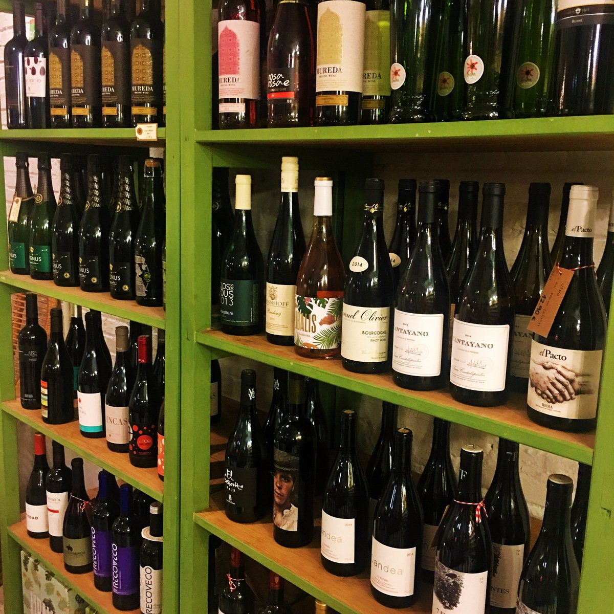 Disfruta de la gran variedad de vinos ecológicos que ofrece Kiki-Market 🍷
Puedes encontrarlos en las tiendas físicas y online 💻 tienda.kiki-market.com/69-cervezas-y-…