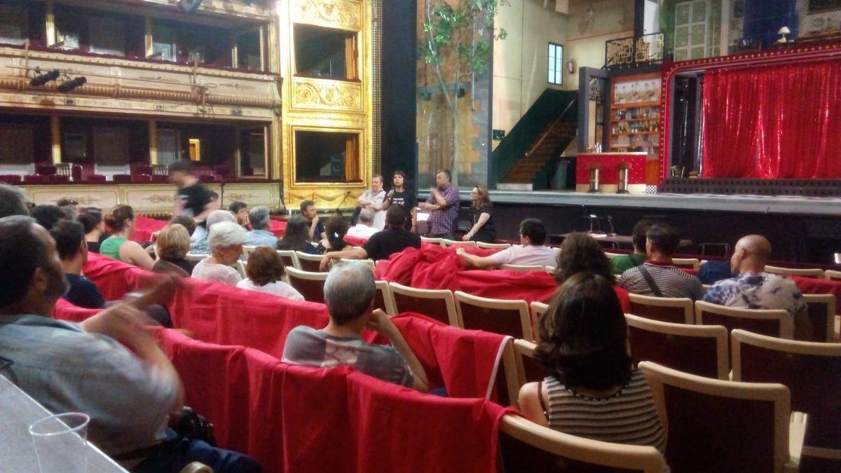 Asamblea tras la noticia de derogacion del decretazo enorme alegria, pero esto no termina aqui Tras las felicitaciones iniciales ya nos hemos puesto deberes: Ahora toca trabajar para fortalecer el INAEM, y por un #TeatroReal público y de gestión directa #yoDEFIENDOelTEATROPUBLICO