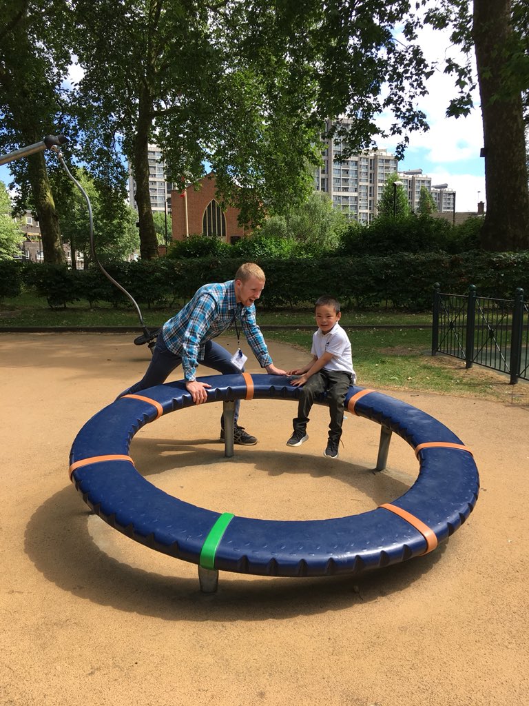Snowy Owl Class @AuroraHouse15 are enjoying their weekly trip to the park this afternoon! @WSKennington #free #fun #londonlife #weloveplaying