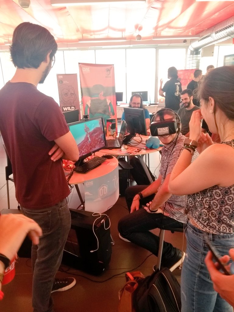 BewaretheDev's tweet photo. Nuestro mayor fan ha venido desde Sevilla para probar nuestra experiencia #VR @Pleshsa #Cristiano #esne https://t.co/HEknK9Kdcf
