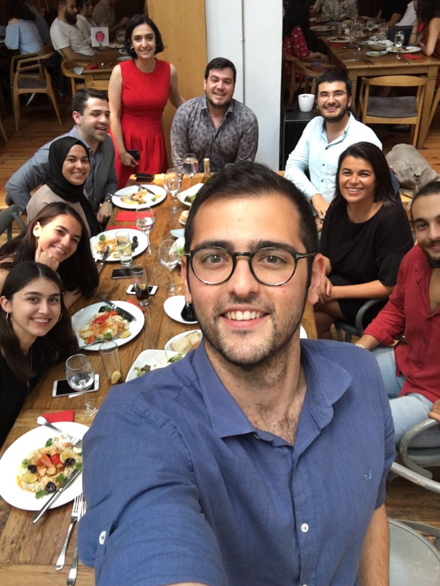 unluco's tweet photo. Girişimcilik Vakfı Fellow Mezuniyet Programı'nda
ÜNLÜ & Co Yönetici Direktörü Banu Köker fellowlarla öğle yemeğinde bir araya geldi.
#ÜNLÜCo #fellowup #girişimcilik @girvak https://t.co/mJbjWKTmf9