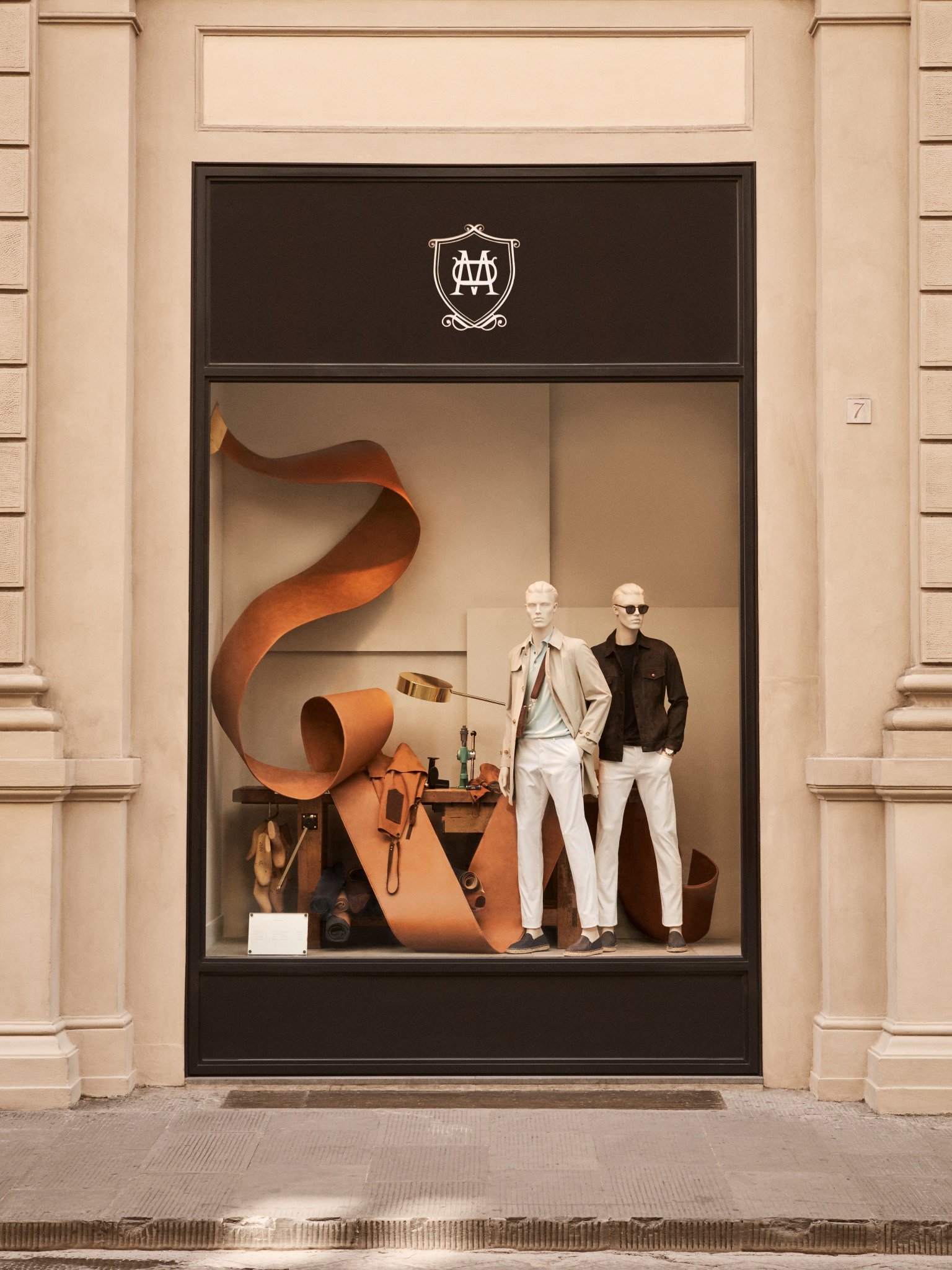 Refrescante diagonal Decano Massimo Dutti on Twitter: "Live from Florence! Massimo Dutti's flagship  store windows in Via Roma were crafted in a very special way coinciding  with Pitti Uomo Fair, the international menswear event. Find