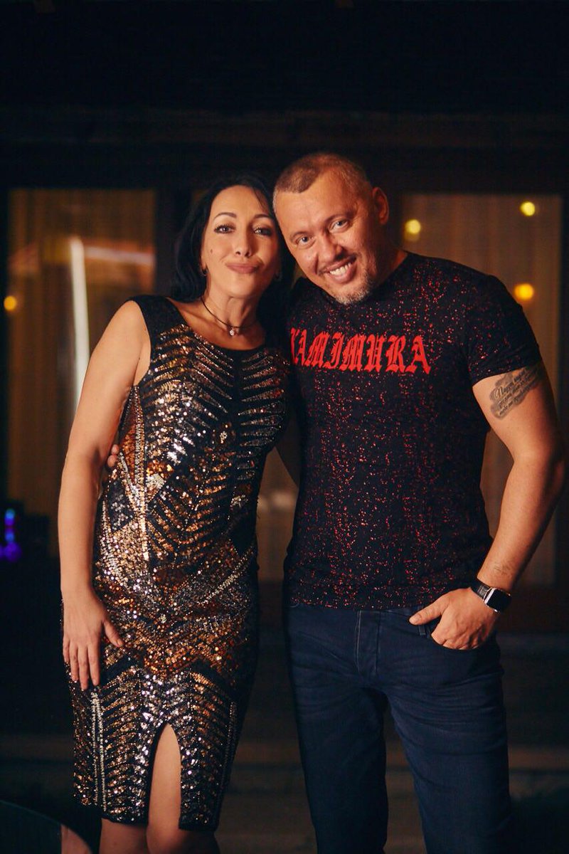 MuntianOfficial's tweet photo. https://t.co/jfkCIPmTba
Вот для меня в жизни самое дорогое - это отношения с Викторией. Мы дорожим тем, что у нас есть. Счастье - оставаться вдвоем.

 Пусть в ваших отношениях царствует любовь, теплота и понимание. Благословляю ваши семьи!

 #ВладимирМунтян #ВикторияМунтян #семья https://t.co/8fS6EgbL5B