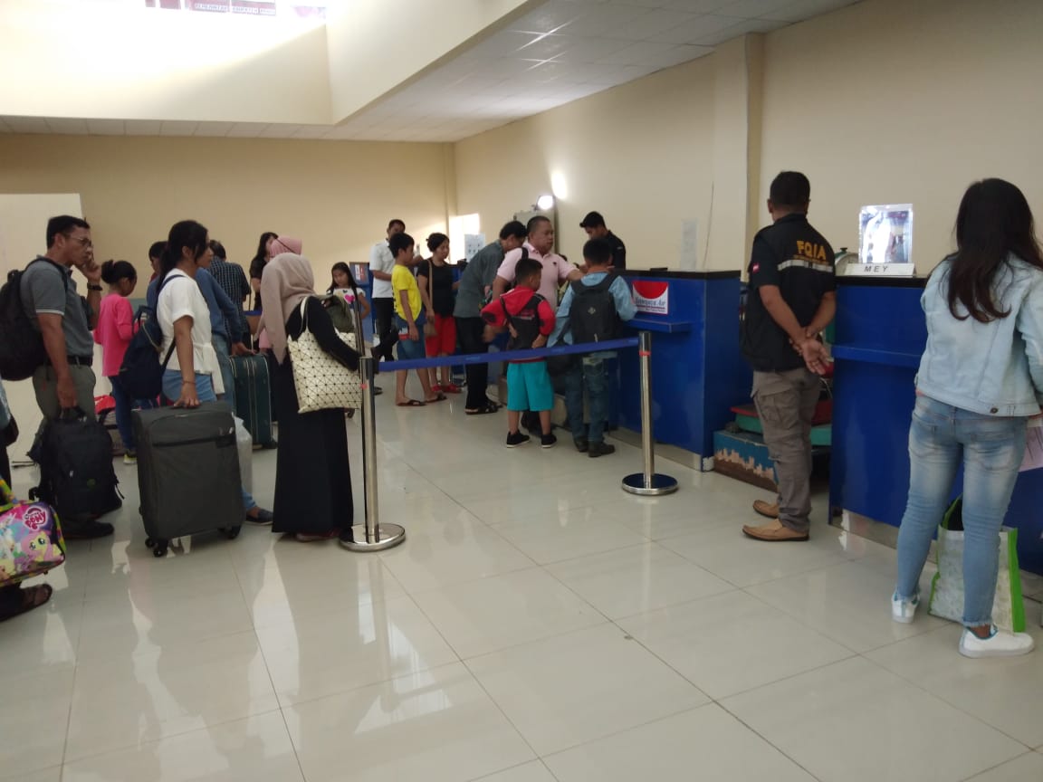 Skiluwukbanggai's tweet photo. 20/06 #OneHealthKIPM Pengawasan barang bawaan penumpang diCounter Check In oleh petugas  @Skiluwukbanggai diarea Terminal bandara Syukuran Aminuddin Amir Luwuk
 @HumasBKIPM 
@darwis_skipmlb 
@rinajanwar2201 https://t.co/SDxTJSHdms
