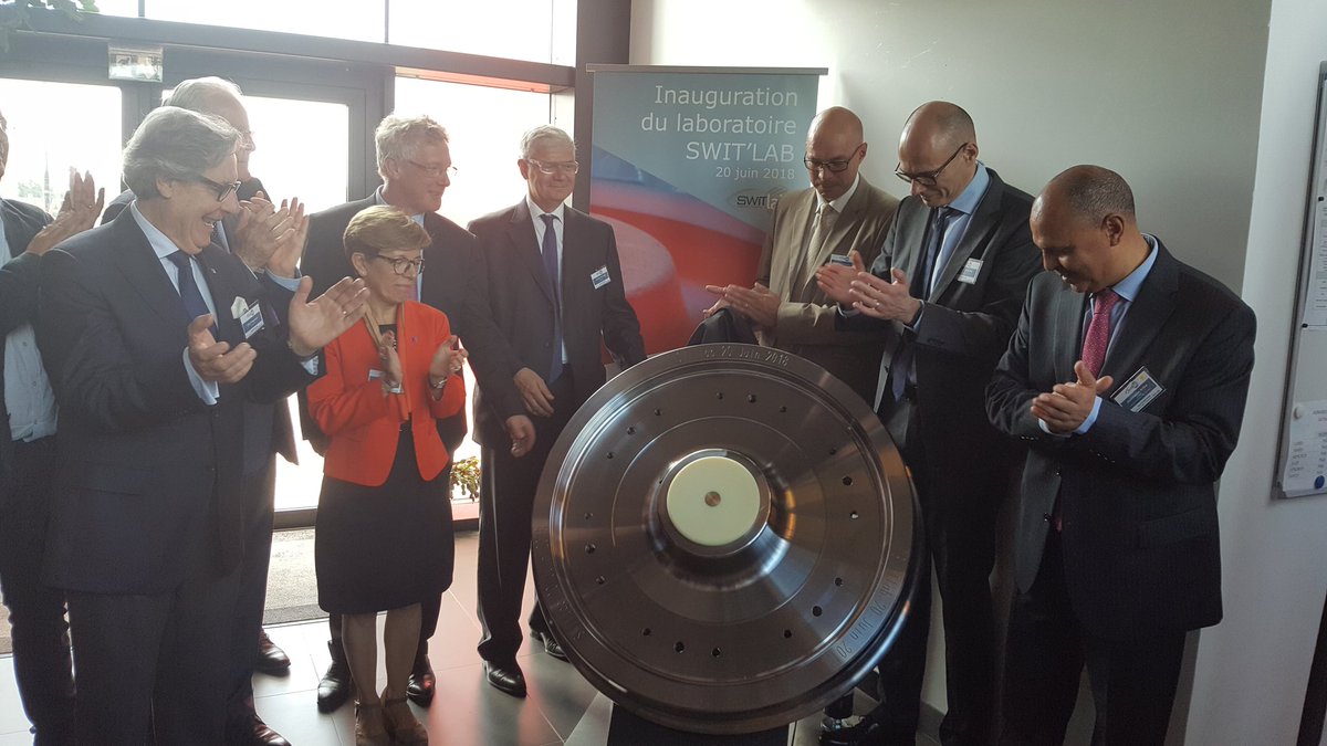 piquet_steph's tweet photo. Geste symbolique de dévoilement de roue #ferroviaire pour le laboratoire #SWITlab @hautsdefrance @univ_lille @Univ_UVHC @CNRS_DR18 @gillespargneaux https://t.co/DV83zGJmnz