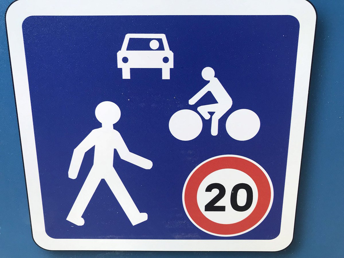 La ville de #Luçon installe des panneaux explicatifs sur les zones de rencontres mises en place en centre ville. La priorité revient aux piétons puis aux cyclistes et enfin aux automobilistes #SoyonsPrudents ⚠