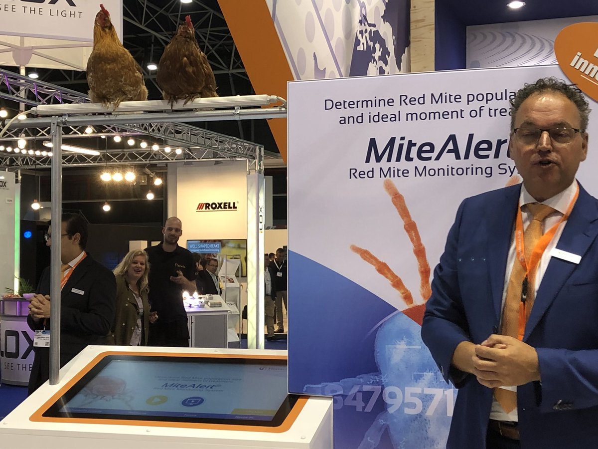 NVPnieuws's tweet image. @IrisOdink en @HugoLTO_NOP onthullen #vogelmijtteller. Resultaat #samenwerking @WURanimal @Hotraco #bloedluis proactieve bestrijding