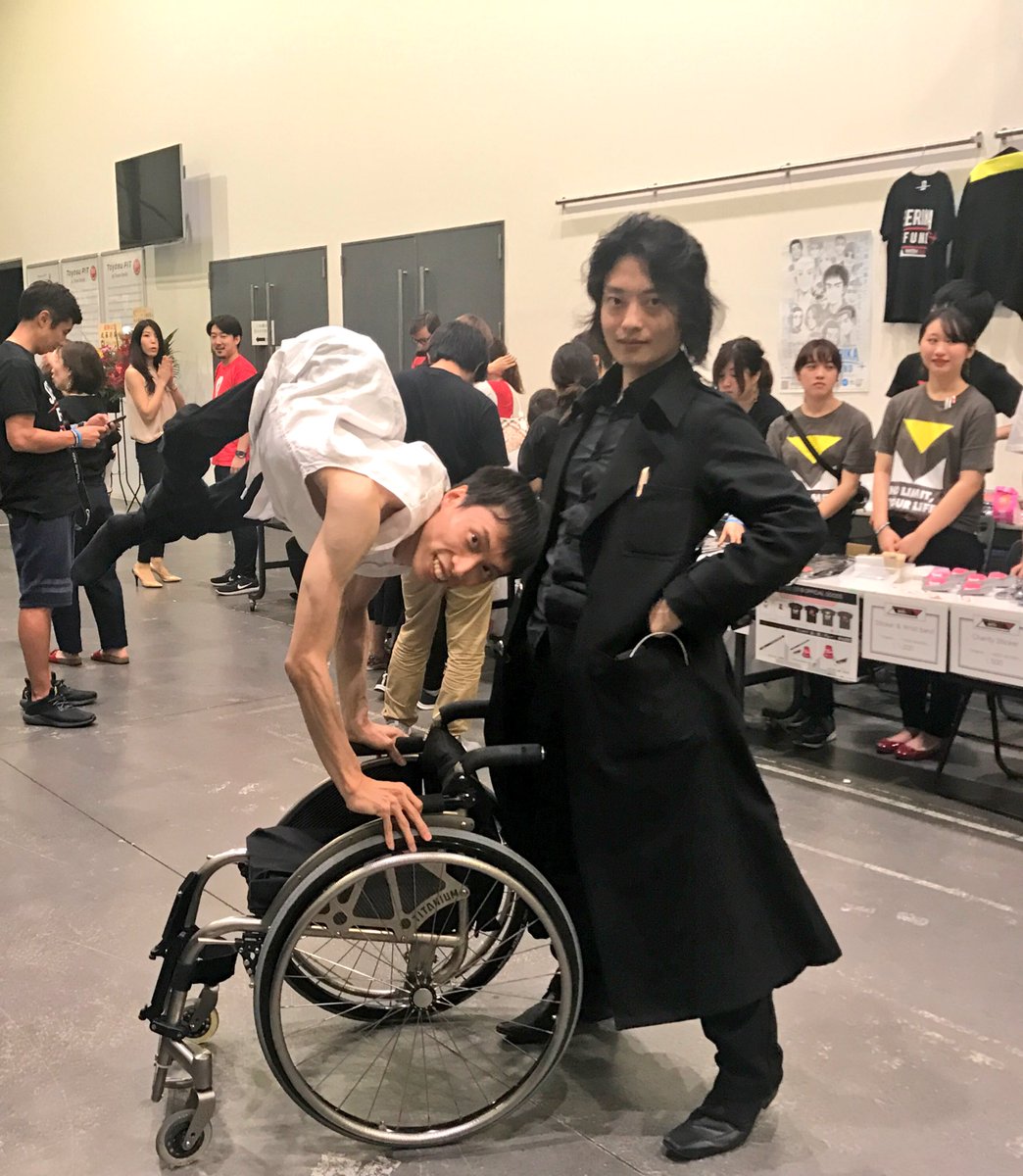 昨日、座高が低めの車椅子の方と写真撮る事になり、しゃがもうとしたら「そのままでいいですよ」と言われた結果。
•••すげえ！