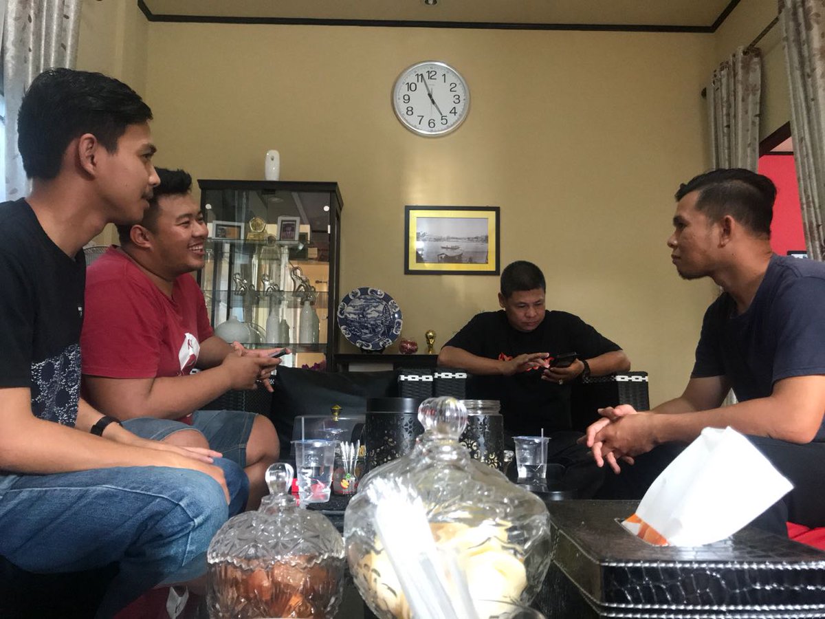 MIbasisSambas's tweet photo. anak anak Milanisti sambas lagi ngasik bahas tetang @PemiraMI nih ....

*jangan cari mimin yang mana 😜* https://t.co/PZVU9Hy3CO