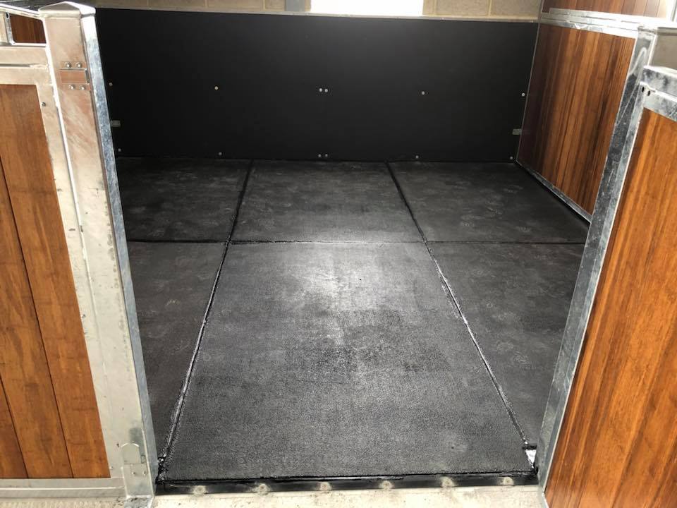 HorseMatsPlus's tweet photo. Yesterdays installation of sealed and bonded 18mm rubber floor matting and 20mm Eva cushioning wall matting with metal anti-chew capping. Stables by @StablesOnline1 #stables #internal #equestrian #flooring #solidrubber #installation @EquineHour https://t.co/REAnewoZuQ
