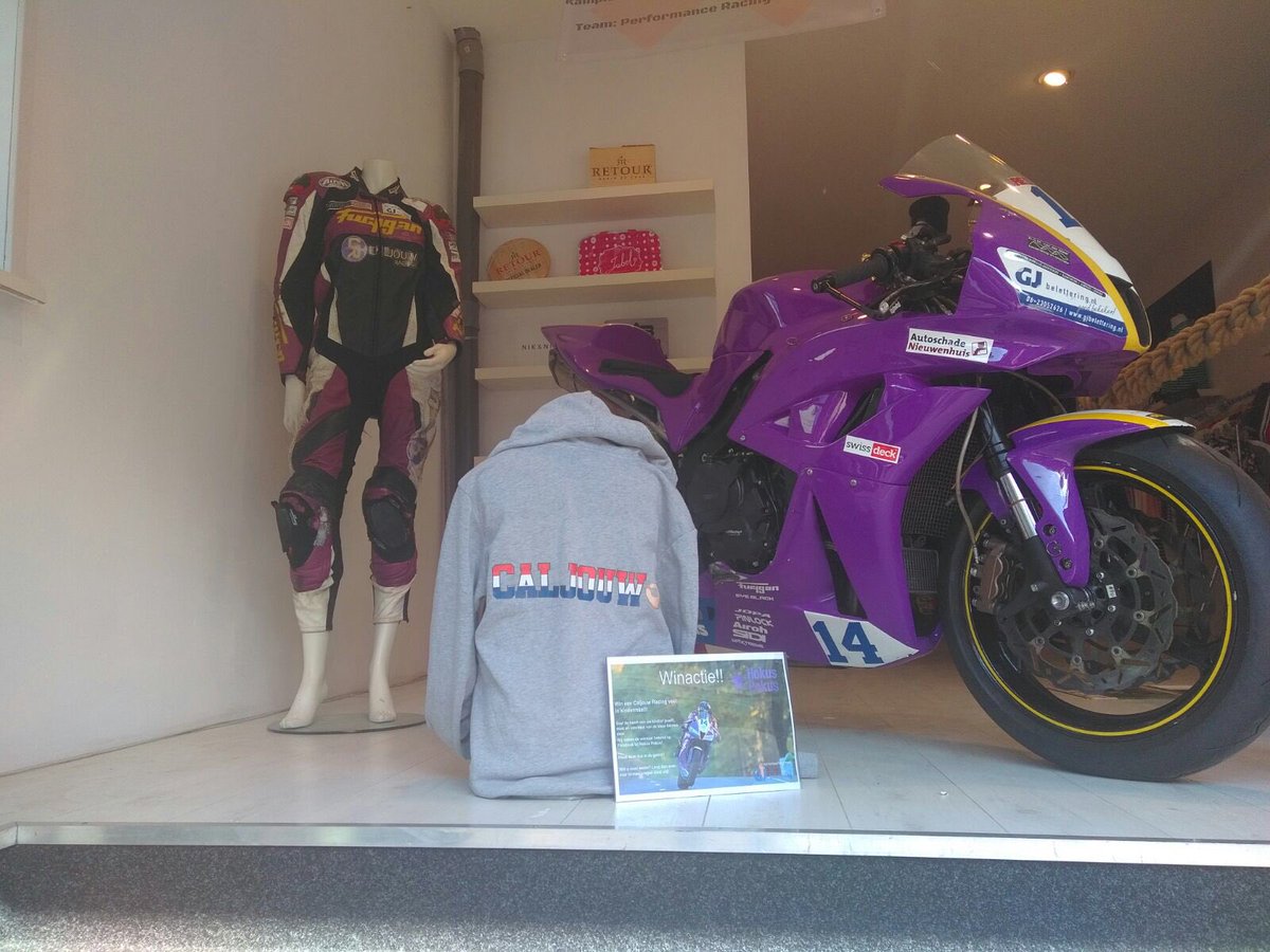Supergaaf, een echte racer in onze winkel in het kader van de TT. Motor is van onze lokale held uit Smilde: Ilja Caljouw. #TTAssen