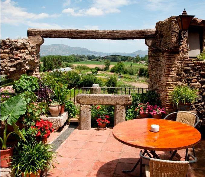 💥 Aquest és un dels restaurants amb les millors vistes de l'Empordà: El Portal de la Gallarda. El coneixeu? 👉 timeout.cat/girona/ca/rest…