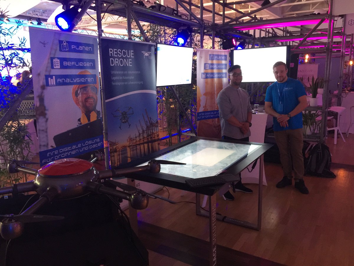 FlyNex_io's tweet photo. Heute sind wir im Headquarter der #Telekom und präsentieren #Leitstand für #Drohnen #EdgeComputing #Digitization #GIS #Geodata #ERP #Map2Fly #Map2fly_PRO https://t.co/L6HezEKX0T