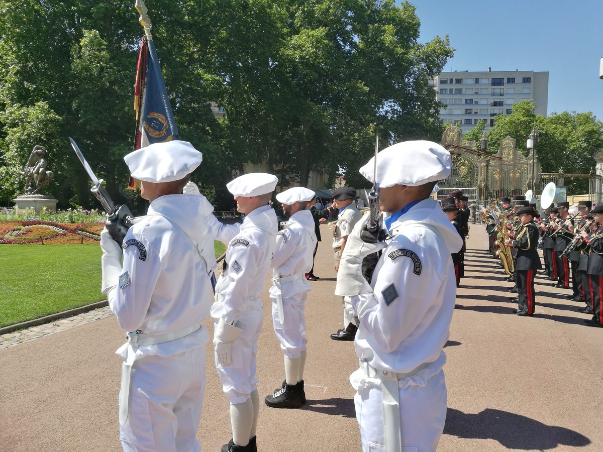 Musartillerie's tweet image. [Direct] #MusArt joue pour cérémonie de passation de commandement du #7RMAT, dernier régiment lyonnais.