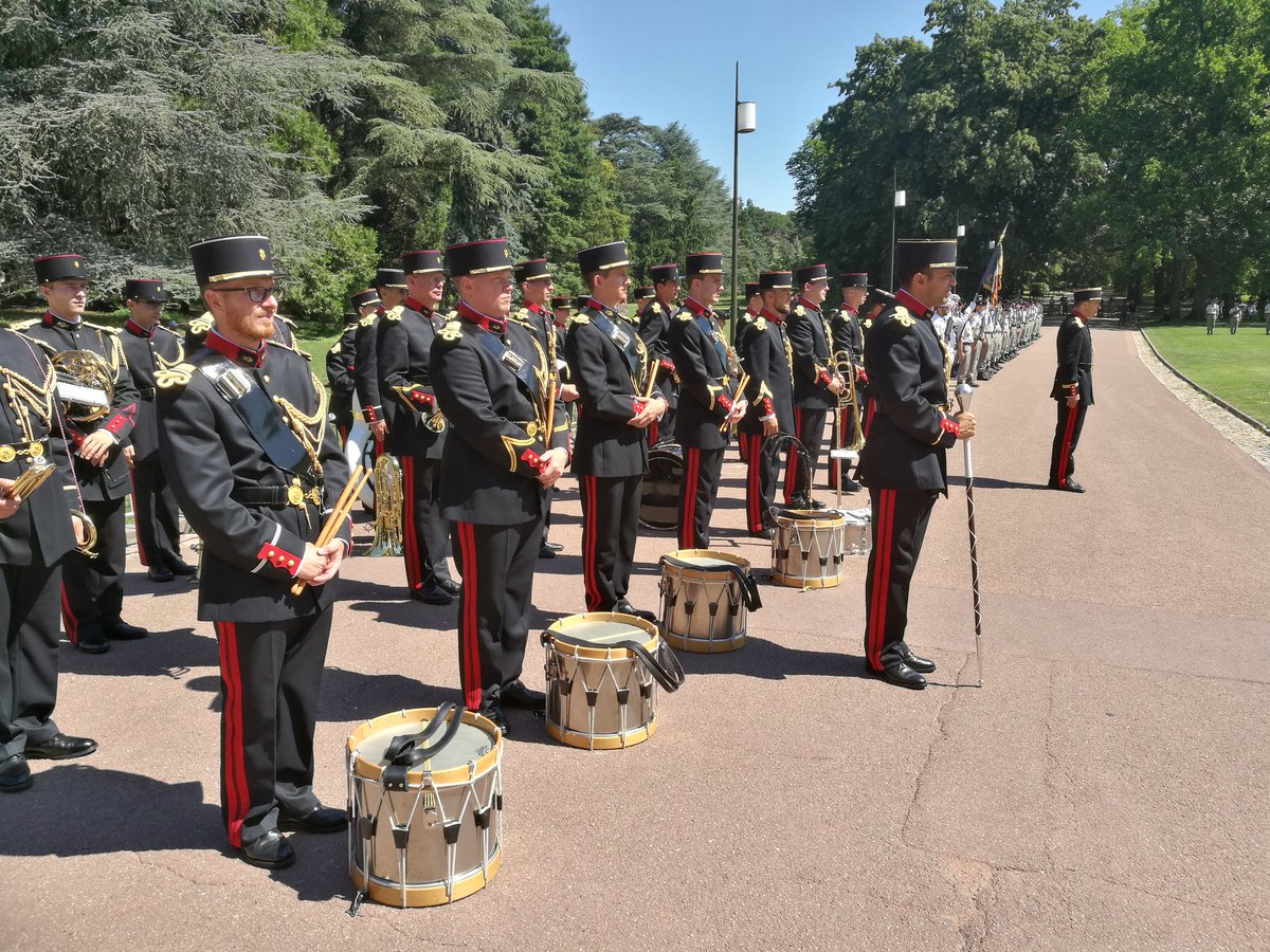 Musartillerie's tweet image. [Direct] #MusArt joue pour cérémonie de passation de commandement du #7RMAT, dernier régiment lyonnais.