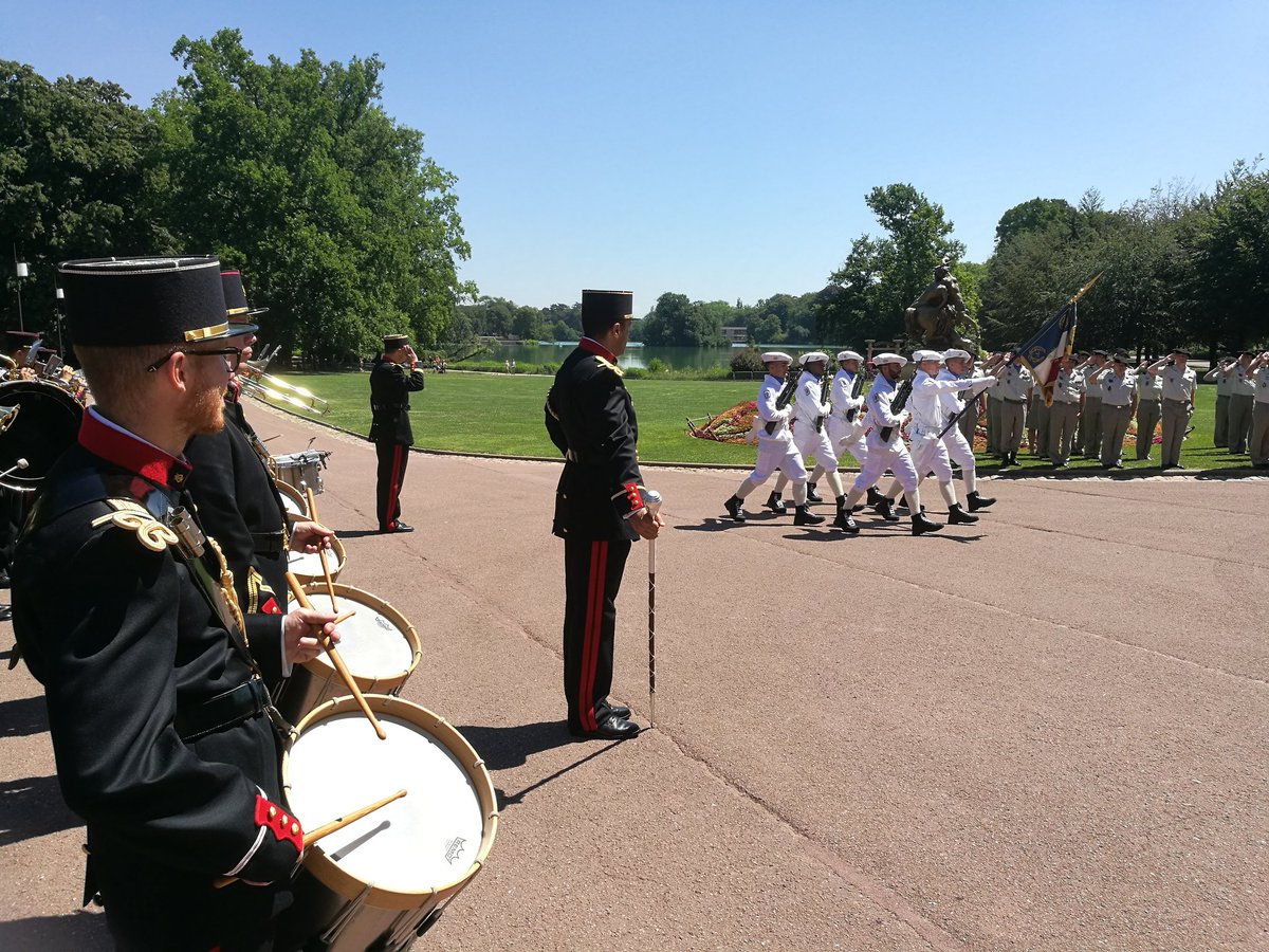 Musartillerie's tweet image. [Direct] #MusArt joue pour cérémonie de passation de commandement du #7RMAT, dernier régiment lyonnais.