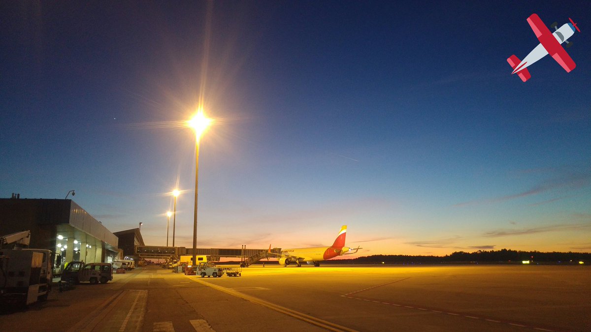 miguel3suarez's tweet image. Atardecer en el Aeropuerto de Asturias. #nightoperations
