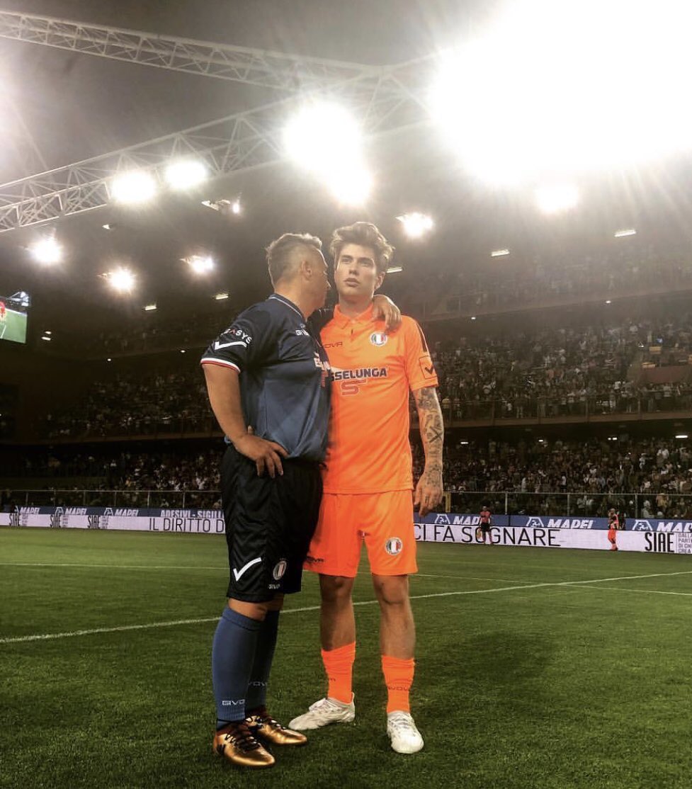 paolobelliswing's tweet photo. lo dico in un orecchio al portiere della @NazCantanti così non ci sente nessuno: #buoncompleanno #ragazzo @b3nm #happy #birthday #boy @BenjieFede #benjiefede  #goalkeeper #mundial https://t.co/798BFuMhXs