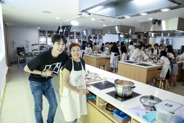 youkobee0503's tweet photo. 'SS501' 박정민, 한식요리 팬미팅 진행... 일본팬들과 즐거운 시간보내

SS501 パク・ジョンミン、韓国料理ファンミーティング進行... 日本のファンと楽しい時間を過ごす
 https://t.co/5f3MMz0Q9U https://t.co/dZJzLMPNND