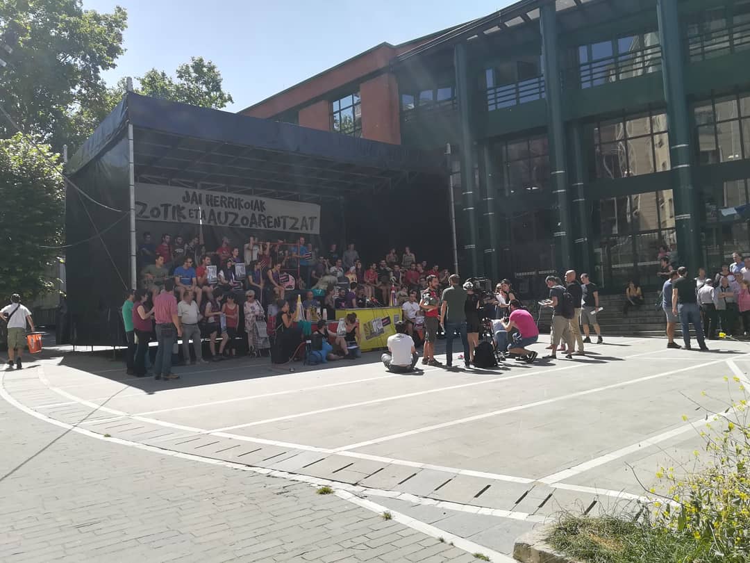 JudimendikoGA's tweet photo. Guk argi dugu, polemika mediatiko-politiko honen aurrean, auzotik eta auzoarentzat antolatutako jai herrikoien alde egiten jarraituko dugula! 
GORA JUDIMENDIKO JAIAK!🔥 https://t.co/ElRS0edFl5