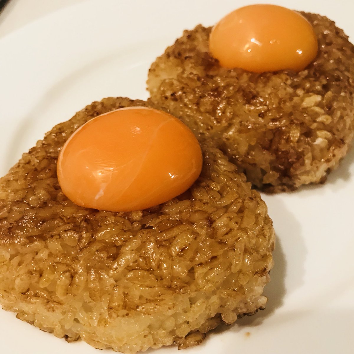居酒屋で働いている友人が教えてくれた セブンの焼きおにぎりに卵黄を乗せるアレンジが最高すぎる Togetter