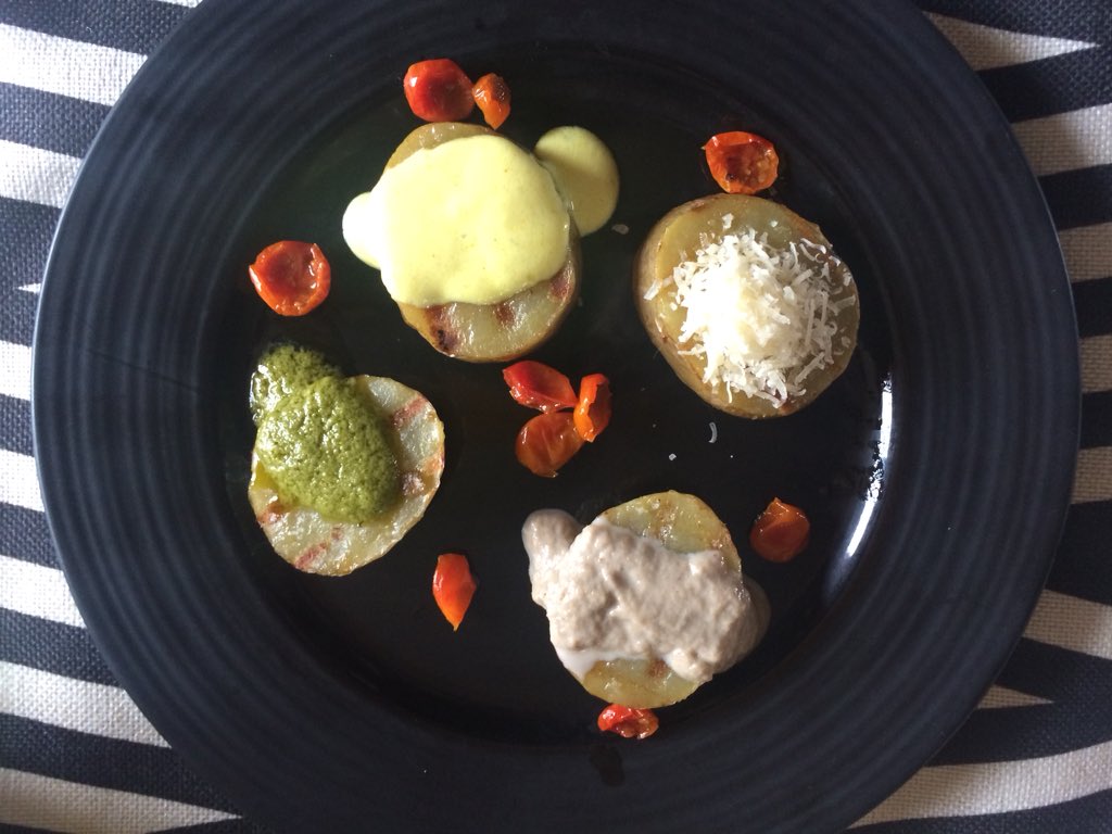 JustNibio's tweet photo. #antipasti #patate ai 4 #sapori con 1.#olioevo e #parmigiano 2. #salsa ai #funghi #champignon 3.#pesto di #sedano e 4.#crema di #yogurt #curcuma e #olio evo | #foodporn #foodlover #foodaddicted #food #cibo #cucina #cucinare #cooking #cook #foodaholic #cucinamoderna #vegetarian https://t.co/y0bd9yf6y8