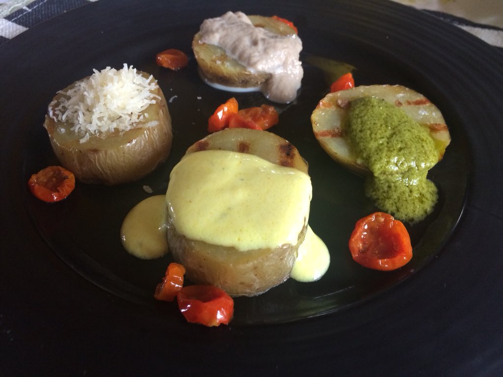 JustNibio's tweet photo. #antipasti #patate ai 4 #sapori con 1.#olioevo e #parmigiano 2. #salsa ai #funghi #champignon 3.#pesto di #sedano e 4.#crema di #yogurt #curcuma e #olio evo | #foodporn #foodlover #foodaddicted #food #cibo #cucina #cucinare #cooking #cook #foodaholic #cucinamoderna #vegetarian https://t.co/y0bd9yf6y8