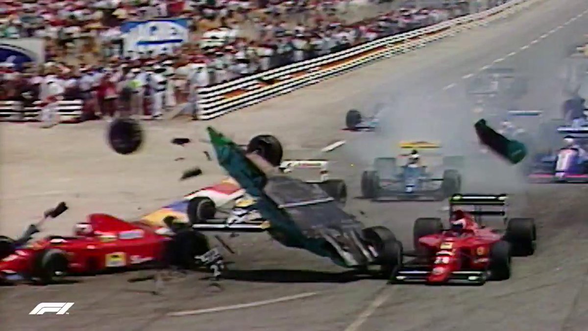 That start 💥 💥 💥  There was chaos on the opening lap in 1989 🇫🇷   #FrenchGP #F1 https://t.co/3B9UhUy9CF