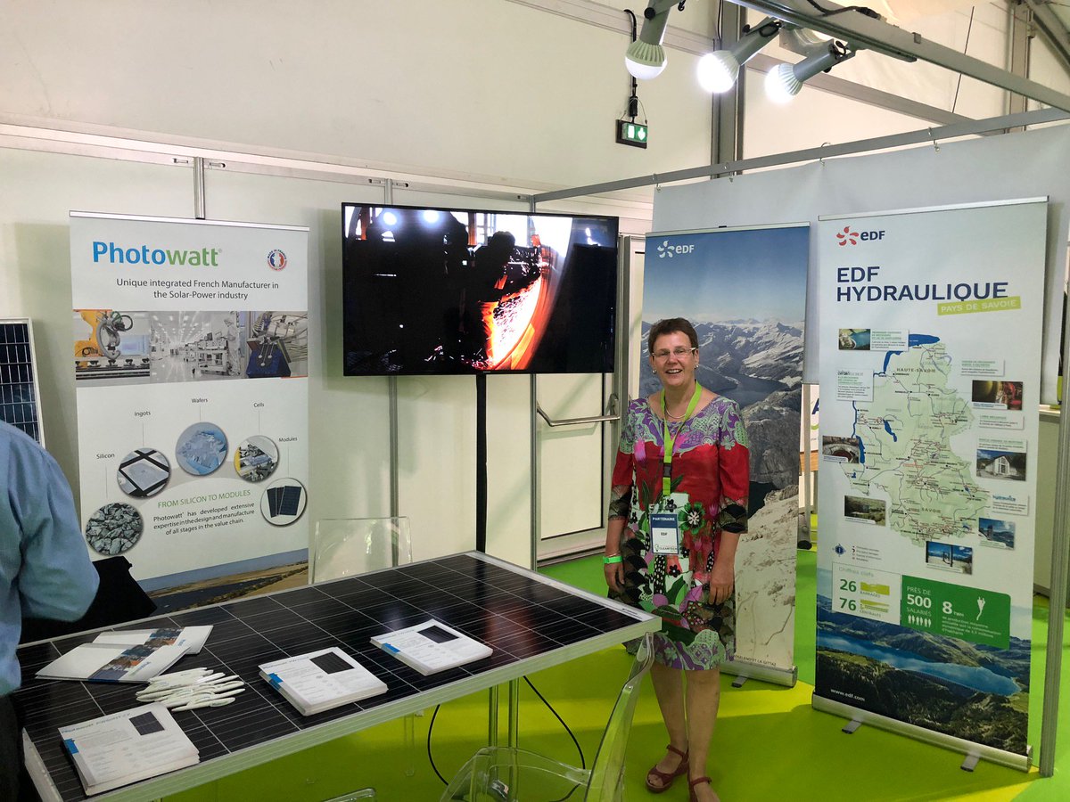 EDF_AuRhAlpes's tweet photo. Inauguration de l'#international @cleantechweek à Annecy : @EDF_AuRhAlpes accueille sur son stand #PierreLambert, Préfet de Haute-Savoie et #JeanLucRigaut, Maire d'Annecy, pour présenter les innovations technologiques dans l'#energie ! 🍃🌍 #CIH @EDFENR_Officiel https://t.co/KW4jp75CCQ
