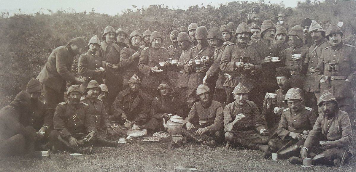 Canakkale 57 Alay Subaylari Cephe Gerisinde Kazanilan Bir Zaferi Cay Icerek Kutluyorlar Kaynak 1 Dunya Savasinda Osmanli Cepheleri Tarih Savas Dunya