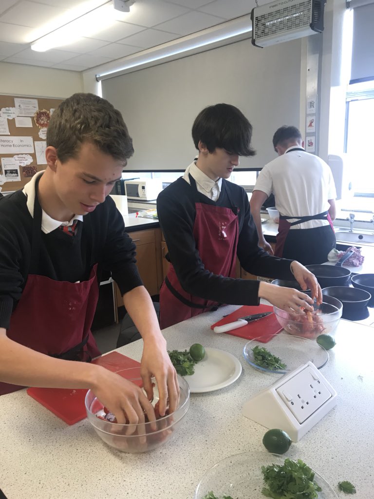 Balweariefood's tweet photo. National 4 Hospitality pupils taking part in practical master class, making fajitas with Chef Eadie Manson 👨🏻🍳 #SkillsForLife #fajitasfromscratch #chefmasterclass #dsyw 🌯👌🏼🇲🇽 @BalwearieHigh @CulArtsFifeColl https://t.co/9zStqoA3J4