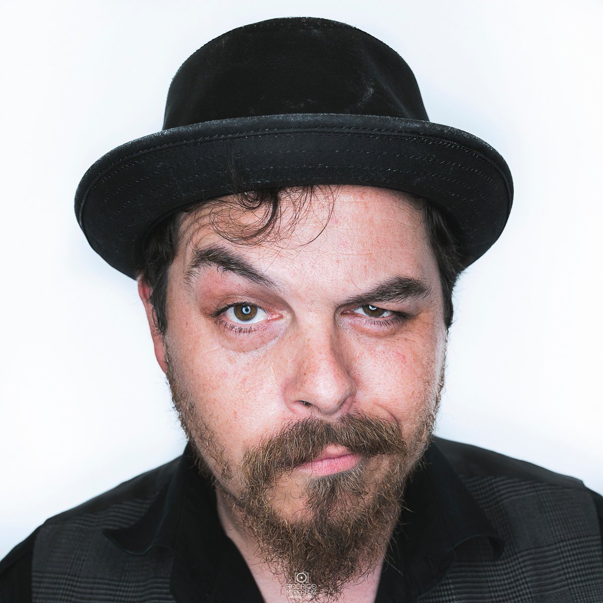 rodrigomenaruiz's tweet image. [NUEVO #RINGTRATOMUSICAL]
.
🎙 @JimmyBarnatan
📸 @canonespana 5D Mark IV + @sigmaphotospain 35mm 1.4.
📍 #Valladolid. @ConexionVa
📅 15 de junio de 2018.
© Rodrigo Mena Ruiz / rodrigomenaruiz.com 
#ringflash #portrait #retrato #JimmyBarnatan #music #música #musicphotography