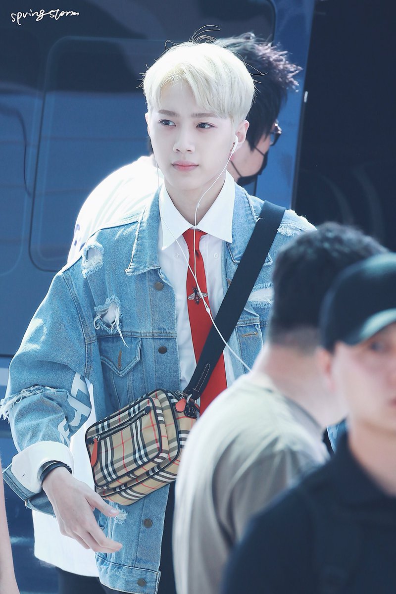 SpringStorm72's tweet photo. 180620 인천출발 #워너원 #라이관린 #laikuanlin #WANNAONE 이관린ㅠㅠㅠ https://t.co/pyS7Go68YC