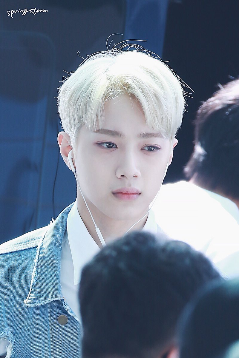 SpringStorm72's tweet photo. 180620 인천출발 #워너원 #라이관린 #laikuanlin #WANNAONE 이관린ㅠㅠㅠ https://t.co/pyS7Go68YC
