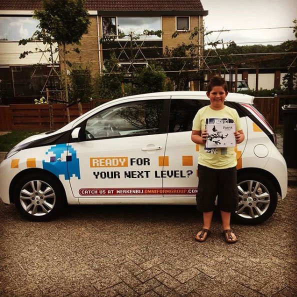 Een beetje teleurgesteld was ie, de #winnaar van de maandprijs van mei. Niet vanwege de gewonnen <a href="/Parrot/">Parrot official</a> #drone natuurlijk, maar omdat we m kwam brengen met onze #pacmancar en niet met de #minecraftcar. Sorry!  Veel plezier van je #prijs en misschien tot over een paar jaar!👨‍🎓