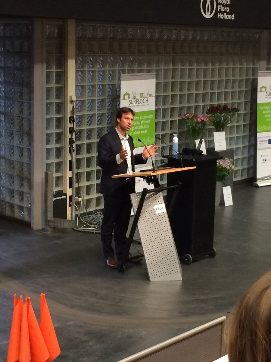 #ipic2018 currently in the auction hall of flora Holland at Goederenhub Groningen Eelde with Hans Quak explaining city Logistic Challenges #ghge pic.x.com/WRiRlSPhRA