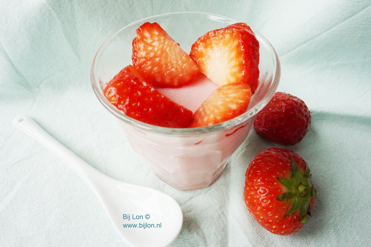 *Nieuw Recept*
Nu online: Frisse Aardbei Panna Cotta met Karnemelk! #nieuwrecept bijlon.nl #aardbei #dessert #slank