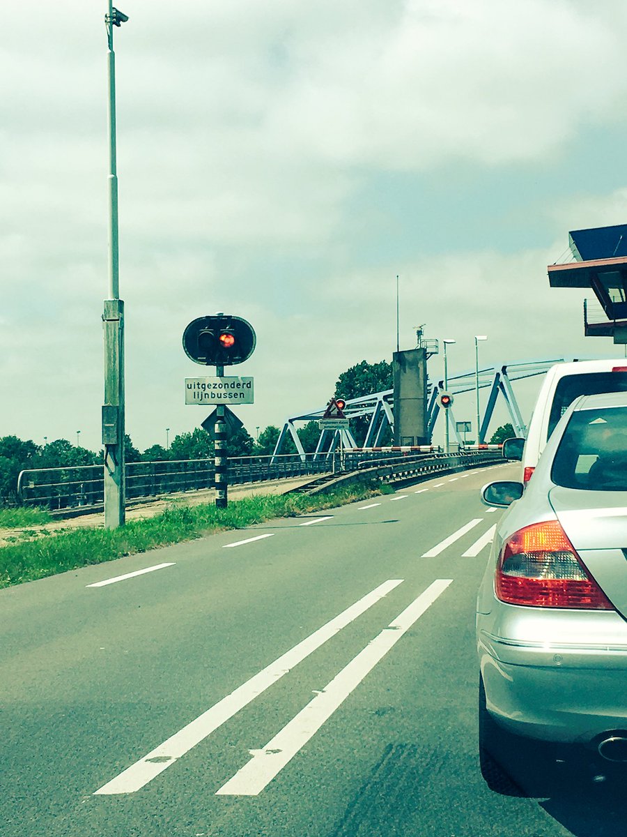 Wachten voor de brug... niet omdat het moet, maar omdat het kan. #nostalgie #zeeuwsvlaanderen #brug #openofdicht #relaxen