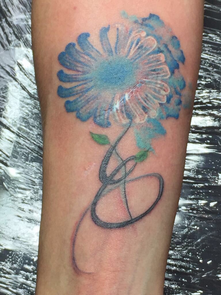 RebeBrave1996's tweet photo. Come un fiore sulle cicatrici

questo fiore rappresenta la tua musica e tu con lei,tu che mi hai insegnato a vedere nelle mie cicatrici,nei miei dolori dei campi in cui far fiorire ancora le cose belle della vita.

Ti voglio bene @MetaErmal💛

@famedalupi #ermalmeta #ILupiDiErmal https://t.co/5Irg7wCUZc