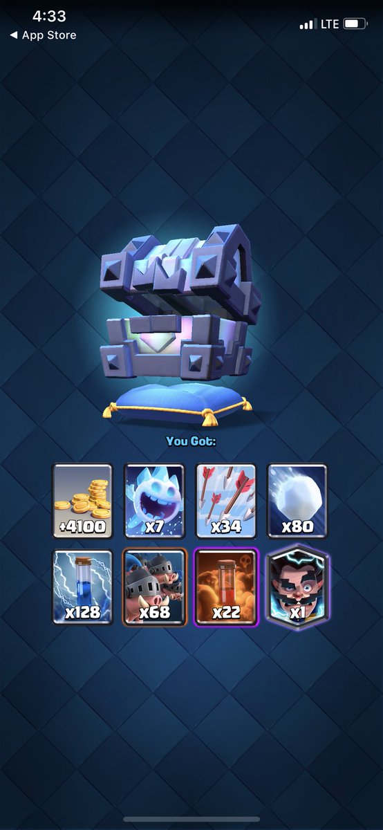 daneoplayz's tweet photo. Totally worth it!!! 
#daneoplayz #clashroyale 
#legendarykingschest 
I got the two new cards plus all other cards (except arrows) I use in my current battle deck!!  
#royalhogs #giantsnowball https://t.co/GEyXpWTOBv