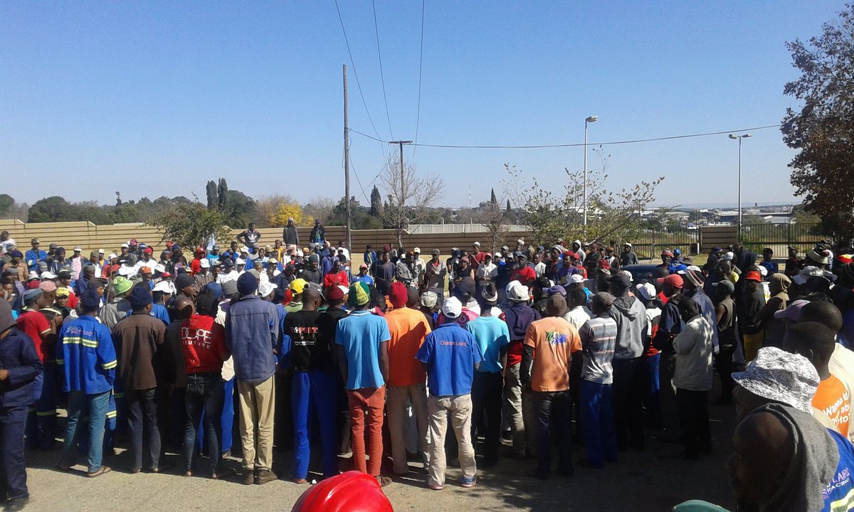 Tyrone_Mkansi's tweet image. Today we are in Randiesfontein Race course  with the worker's  "Groom's" are on #strike #ToolsDown #MinimumWage
#DurbanJuly
#DurbanJulyMustFall
@MidrandReporter @SABCNewsOnline @Powerfm987 @eNCA @jobu
