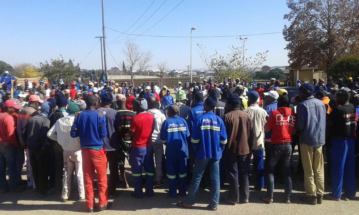 Tyrone_Mkansi's tweet image. Today we are in Randiesfontein Race course  with the worker's  "Groom's" are on #strike #ToolsDown #MinimumWage
#DurbanJuly
#DurbanJulyMustFall
@MidrandReporter @SABCNewsOnline @Powerfm987 @eNCA @jobu