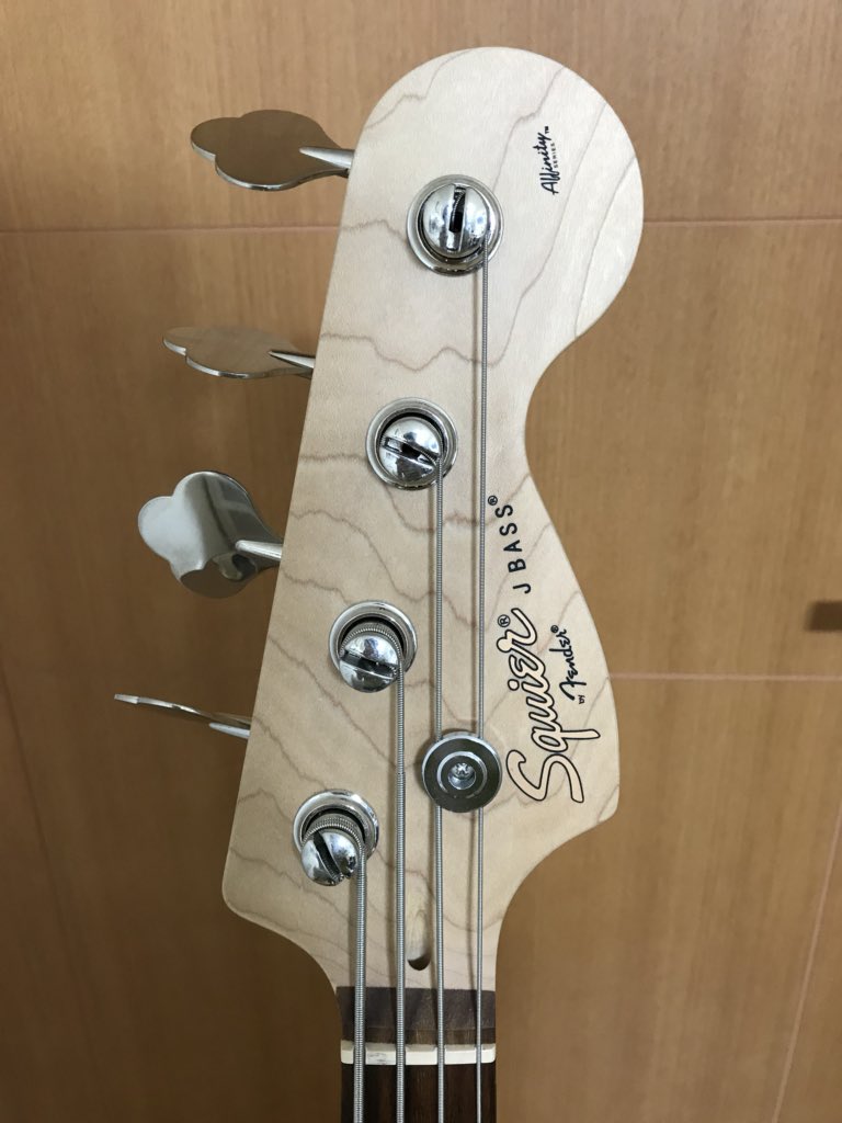 NossaNnOSSAn's tweet photo. アカウントIDを変えたので、
改めてベースの写真を投稿します。
二重になってしまいごめんなさい!
まだまだうまくは弾けませんが、
頑張って練習しています!
#FenderHead
#フェンダーヘッド https://t.co/4Kstfr63yI