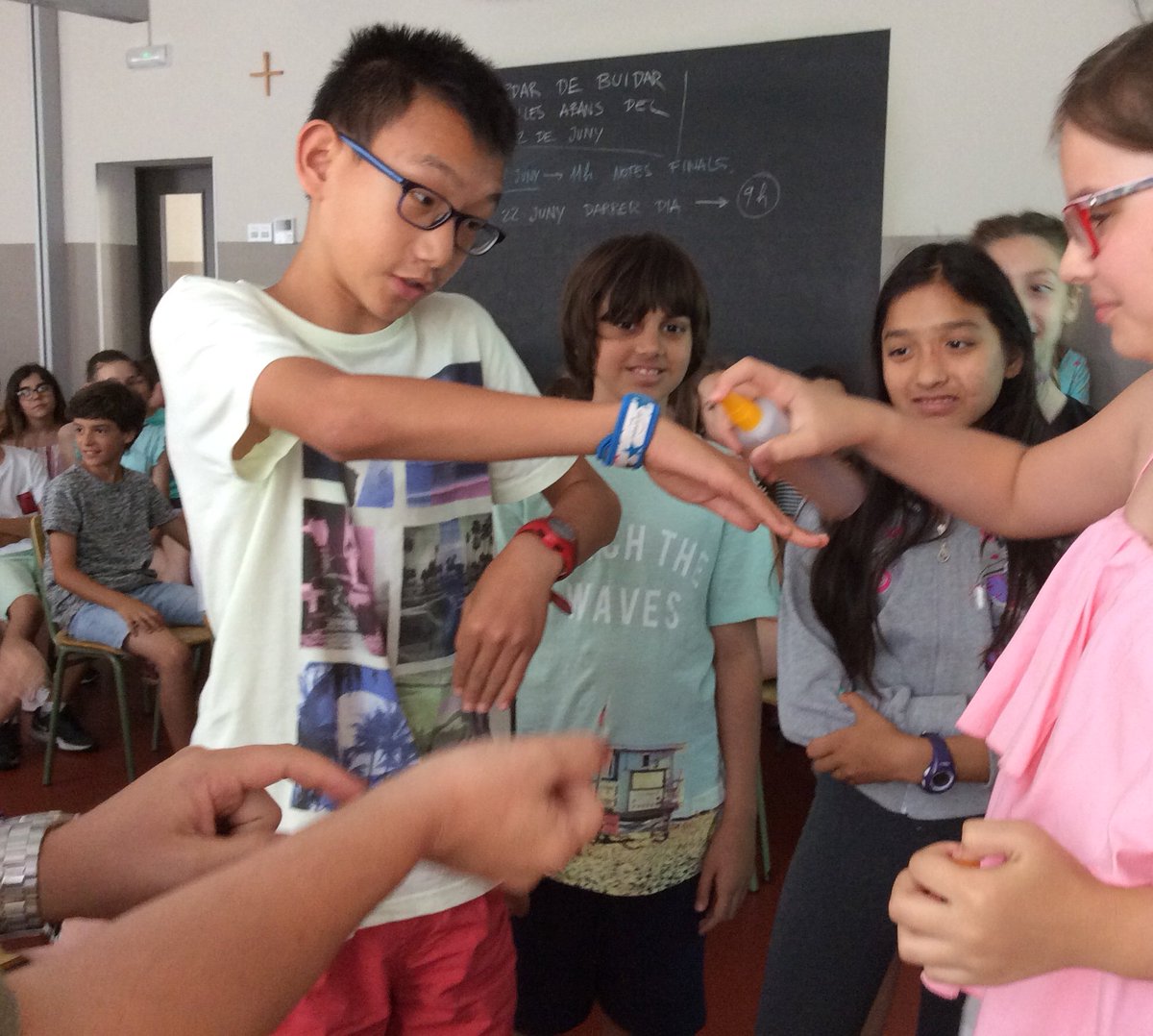 EscolapiesLL's tweet photo. El gremi dels apotecaris han fet perfums! Fan molt bona olor!!!! @EscolapiesLL @ampalluria #perfums #apotecaris #projectemedieval #primària #primaria https://t.co/rYT2Nn5m7i