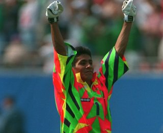 Hideyuki Onoda ドイツvsメキシコの中継で1994年アメリカw杯のメキシコ 代表gkホルヘ カンポスのド派手なユニフォームを着たサポーターがテレビに映った 身長168cmでメキシコ代表のゴールを守っていたなんて凄すぎる