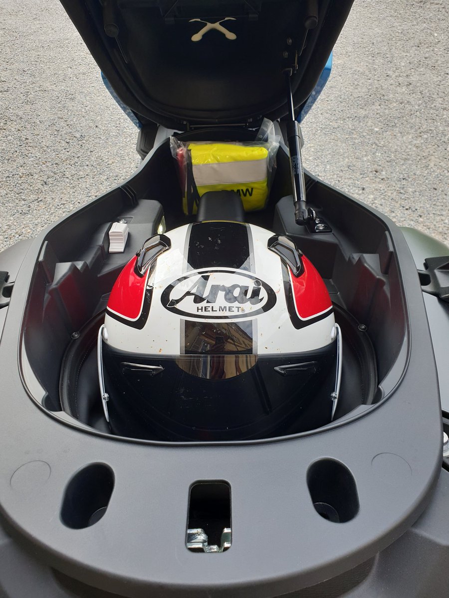 BMWMotorradUK's tweet image. Today, UK journalists have been testing the new C 400 X. Connectivity and convenience make this mid-size scooter the perfect city travel companion.