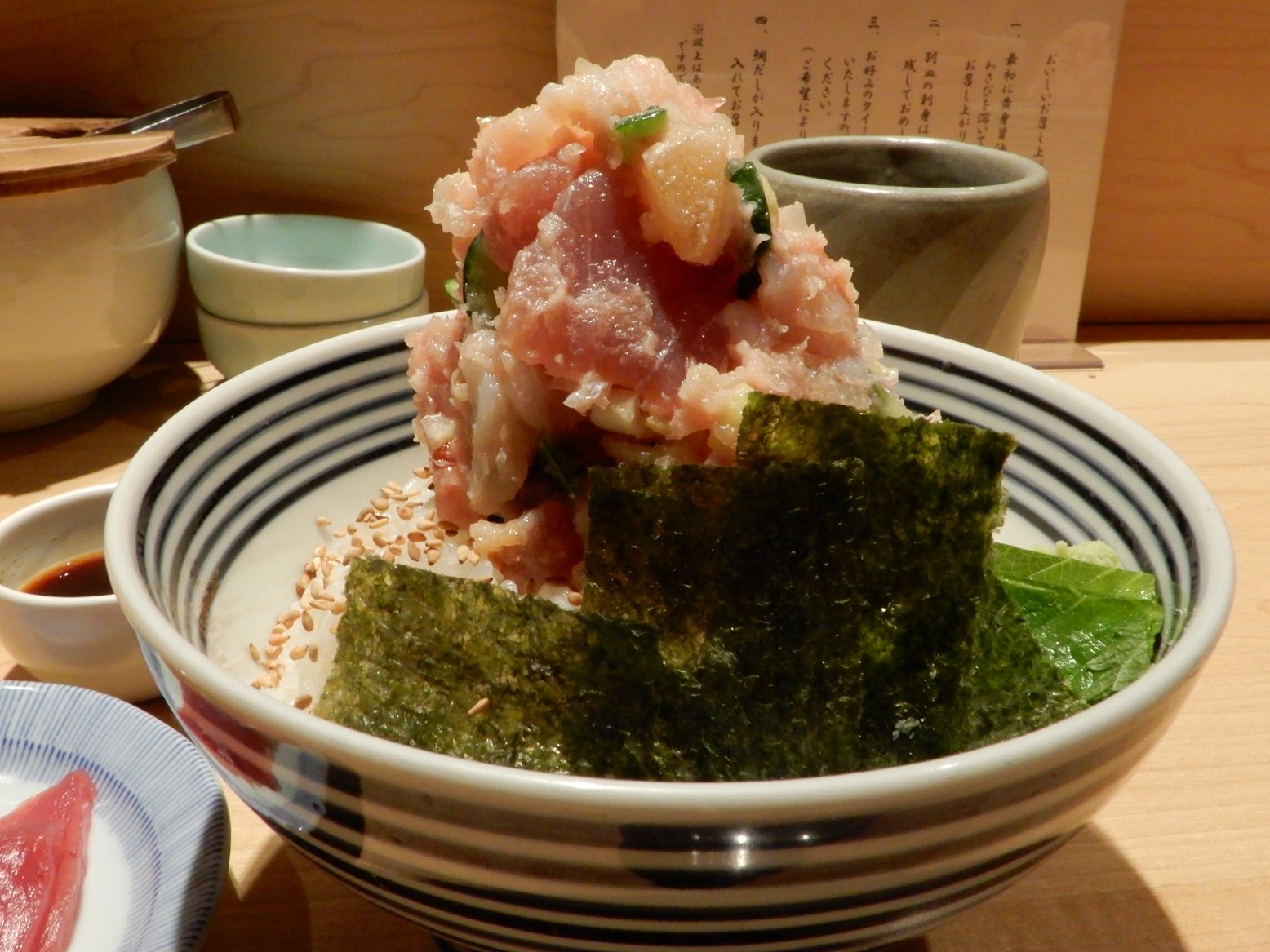 Ohta Akira 日本橋海鮮丼 つじ半 神楽坂店で ぜいたく丼 梅 1 080円 小皿でわらさの刺身に胡麻ダレを添えたものと 丼用に黄身醤油が別に供された あれ ご飯が酢飯でなく白米だ 実は生魚は酢飯なら好みだが 白飯と合わせるのは好みではないのだ