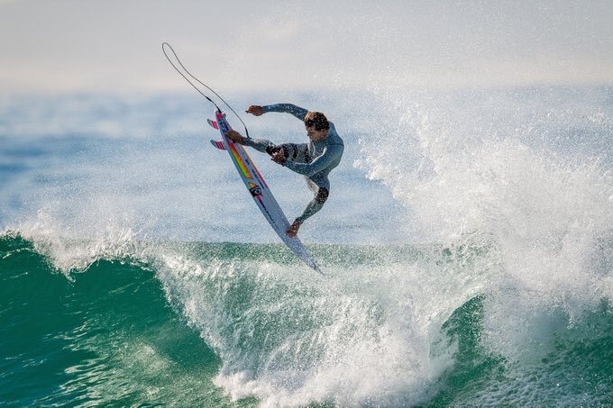 _threefins's tweet image. Julian Wilson vem sendo empurrado pelos juízes desde o início do ano e é o atual líder do ranking.. e ai! Quem leva esse ano ??