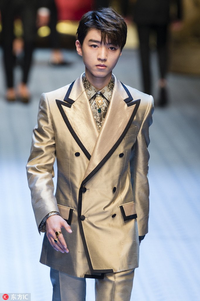 ChinaDaily's tweet photo. Chinese pop idol #WangJunkai is spotted at the Dolce &amp; Gabbana show during the 2019 Spring/Summer #Milan Men’s #FashionWeek on June 16, 2018. (Photos: IC) https://t.co/Wj6A9lii2I